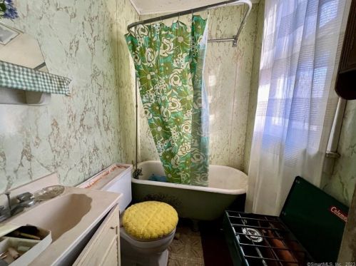 61 Maple St, Litchfield CT  06759-3101 exterior