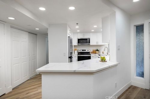 310 Lake St, Huntington Beach CA  92648-5821 exterior