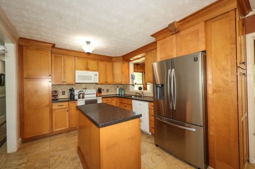 18 Hunter Ct, Goffstown NH  03045-1629 exterior