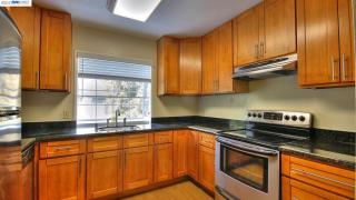 440 Canyon Oaks Dr, Oakland, CA 94605-3837