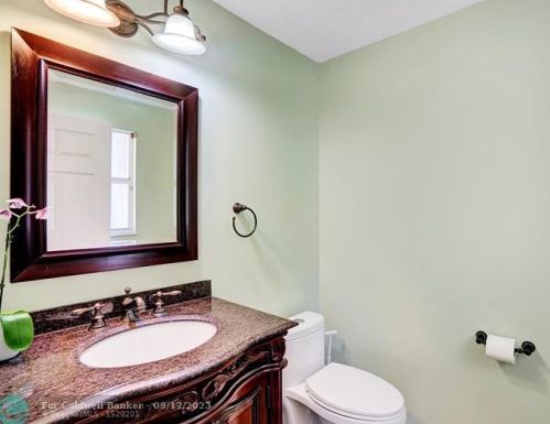 2489 191 Ave, Hollywood FL  33029-4610 exterior