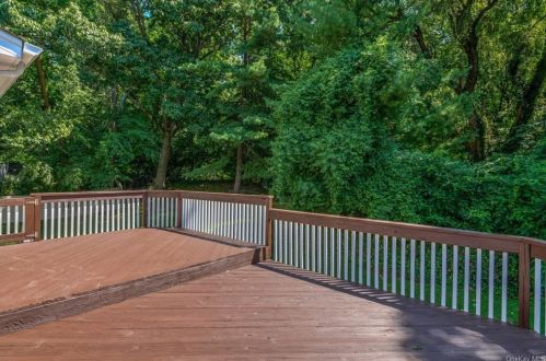 73 Rolling Way, New Rochelle NY  10804-2405 exterior