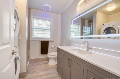 16 Olde Vlg Cir, Wallingford CT 06492-4821 exterior