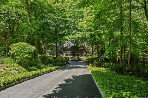 27 Autumn Ridge Rd, Scotts Corners, NY 10576-1401