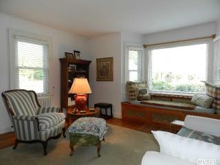 53 Riverside Dr, Northampton, NY 11901-2414