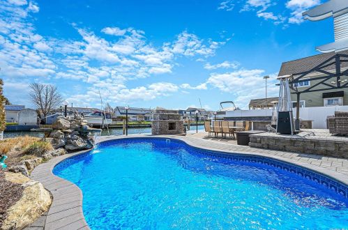 95 Midway St, Babylon NY  11702-4311 exterior