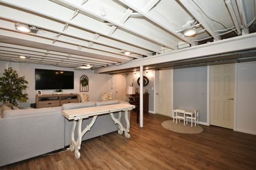 1118 Cascade Dr, Whitaker PA 15120-1323 exterior