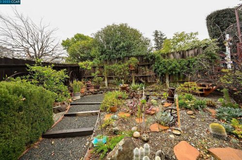 5525 Merritt Dr, Concord CA 94521-4708 exterior