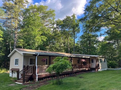 8 Hartung Rd, Highland Lake, NY 12743-5004