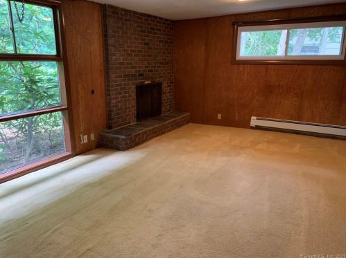 156 Green Manor Rd, Manchester CT  06042-3361 exterior