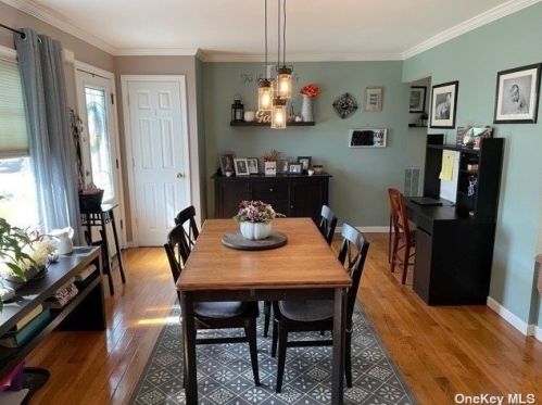 190 31 St, North Lindenhurst NY 11757-3216 exterior