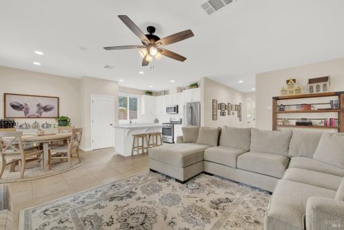 8001 Finchley Ct, Vacaville CA  95687-8253 exterior