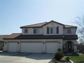 1811 Tudor Ln, Hanford, CA 93230-1860