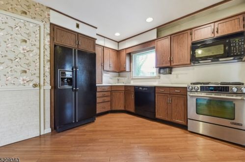 2 Green Ct, Cranford NJ  07016-2906 exterior