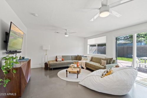 6811 11th Pl, Phoenix AZ  85014-1027 exterior