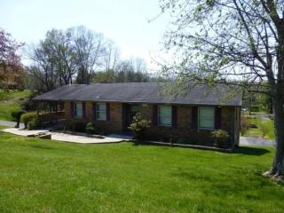 3552 Rustic Hills Dr, Kingsport, TN 37660-2141