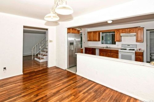 43 Julie Cres, Central Islip NY  11722-4907 exterior