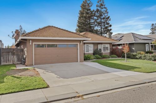 5719 Prince Edward Ln, Riverbank, CA 95367-3092