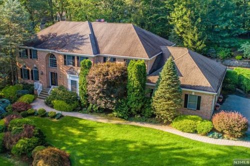 449 Devonshire Dr, Franklin Lakes, NJ 07417-3013