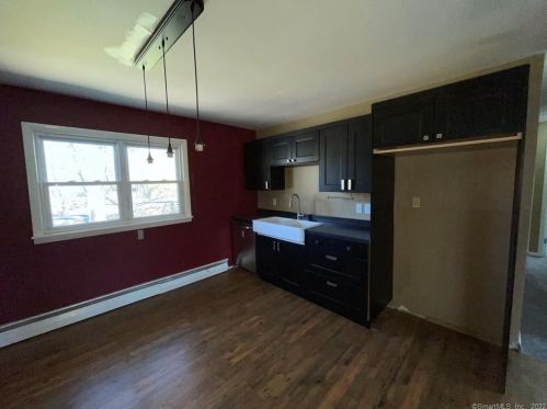 12 Netop Trl, Huntington, CT 06484-4915