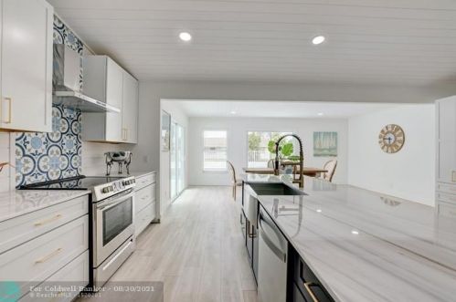 189 Fairview Ave, Fort Pierce FL  34983-3052 exterior