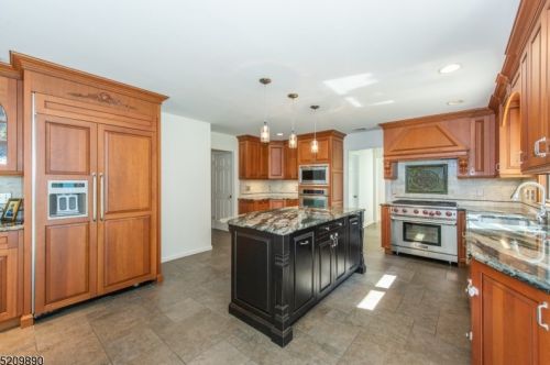 77 Fountain Dr, Skyline Lakes NJ  07456-2406 exterior