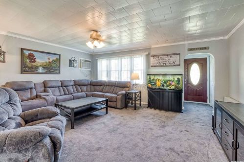 661 East Dr, North Lindenhurst, NY 11757-3106