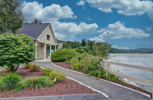 12 Boulevard Dr, Danbury CT  06810-7241 exterior