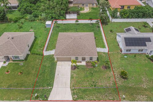 655 Hillsboro Cir, Fort Pierce, FL 34953-3338