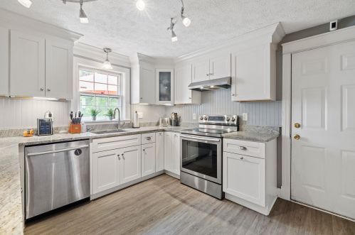 226 Winding Pond Rd, Londonderry, NH 03053-3378