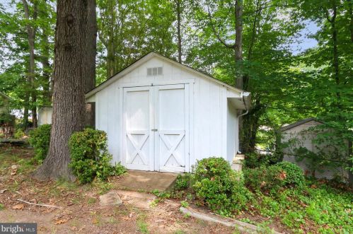 6401 Limerick Ct, Springfield VA  22152-1944 exterior