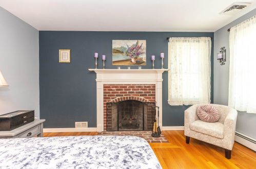 8 Canter Ct, Nashua NH  03063-2929 exterior