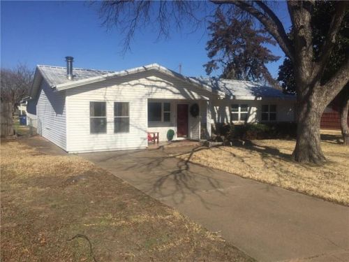 1315 Morado St, Graham, TX 76450-4426