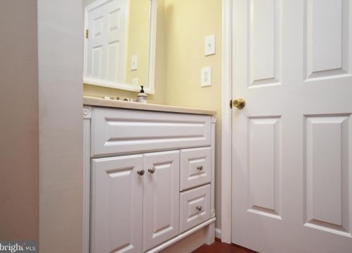 1630 Poplar Grove Dr, Herndon VA  20194-1738 exterior