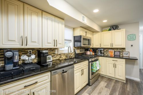 22 Bay Ave, Middletown NJ  07748-5711 exterior