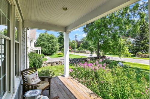 22 Gilbert St, Ridgefield, CT 06877-4521