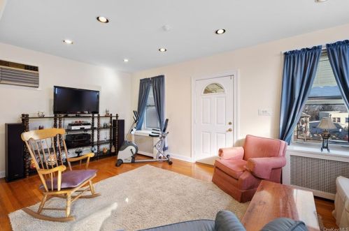 929 Hollywood Ave, Bronx, NY 10465-2117