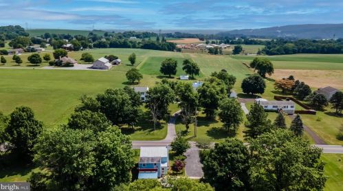 530 Hillview Dr, Mount Wolf, PA 17347-9724