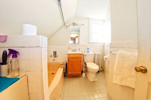 261 Gotham Ave, Floral Park NY  11003-2105 exterior