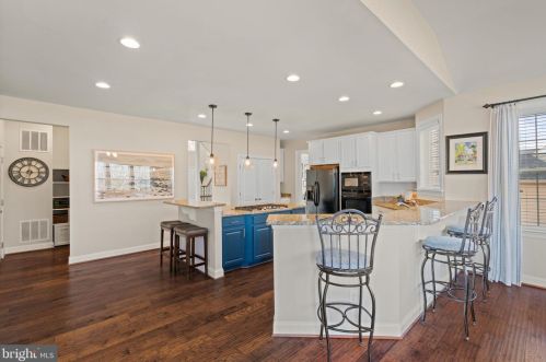 15340 Wits End Dr, Woodbridge VA  22193-5889 exterior