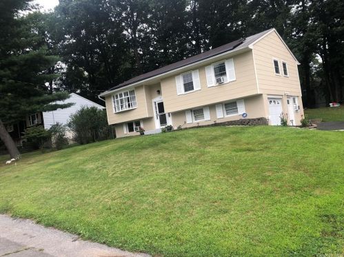 33 Park Circle Dr, Middletown, NY 10940-2945