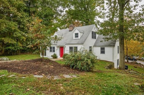 95 Birch Dr, Pleasantville, NY 10570-3301