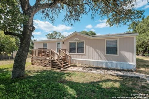 106 Mil Encinos, Adkins, TX 78101-2737