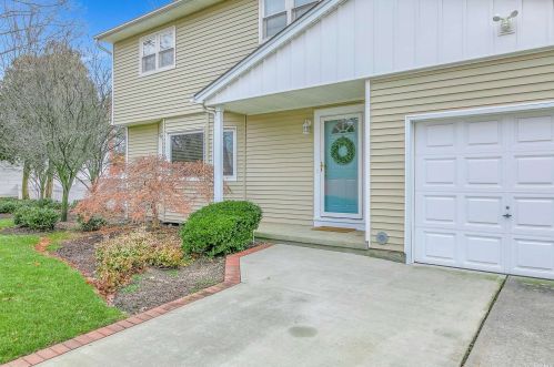 1074 Carlls Straight Path, Huntington Station, NY 11746-7053