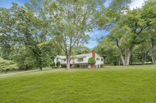 16 Susan Dr, Somers Town, NY 10589-2505