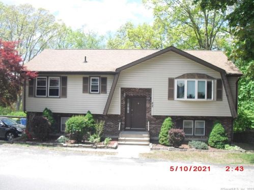 82 Quentin St, Waterbury, CT 06706-2725