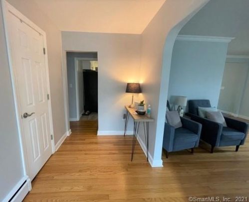 35 Greenwood Dr, Waterbury, CT 06712-1307