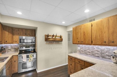 2 Meadowview Dr, Annandale NJ  08801-1516 exterior