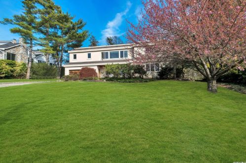 95 Greenleaf Hl, Great Neck, NY 11023-1809