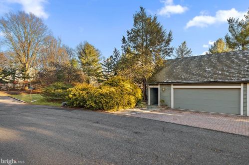 9 Deer Pond Ln, Chadds Ford, PA 19317-9392